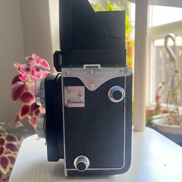 Black Vintage Camera - Picture 7 of 12